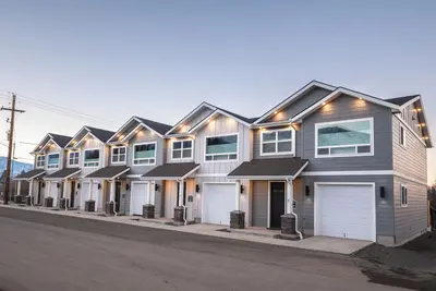 Image de Townhouse (B) 3 bedrooms and 2. 5 bathrooms, this townhome is perfect for families, friends, or small groups looking to relax and explore together.