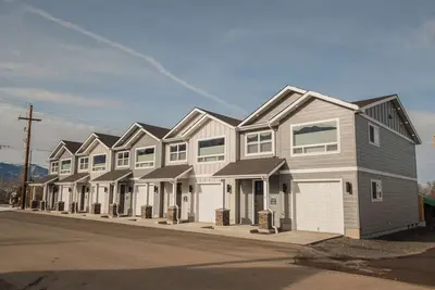 Image de Townhouse (D) 3 bedrooms and 2. 5 bathrooms, this townhome is perfect for families, friends, or small groups looking to relax and explore together.