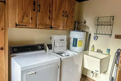 Image de Waters Edge offers a perfect blend of comfort, convenience, and lakefront charm. Come make unforgettable memories right on the shores of Wallowa Lake.