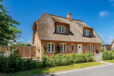 Image de Maison de vacances 5 étoiles au toit de chaume \"Emmas Hus\" avec sauna et cheminée