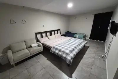 Image de Cozy 2 Bedroom Apartment 8 minutes to Newark Penn, Ewr, and Prudential Hotels