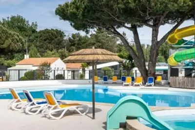 Image de ZEcamping 4* 1km plage piscine couverte animaux acceptés mobil-home Tv