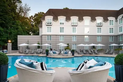 Image de Chic Private Room w/ Enchanting Details Perfect for Golf or Tennis Weekends