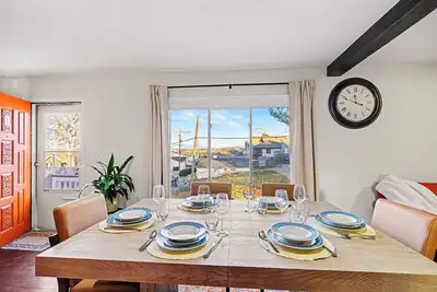 Image de Modern Omaha Home • Large Deck + Grill • Minutes to Cws, Chi & Creighton