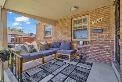 Image de Mid-Century Modern Home with Basement Apartment & Fenced in Patio