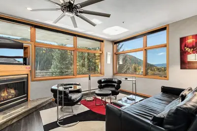 Image de Condo in River Run Village! Fireplace! 5 Minute Walk to the Ski Lift!