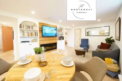 Image de Your modern Northwest Hideaway Suite with cozy fireplace