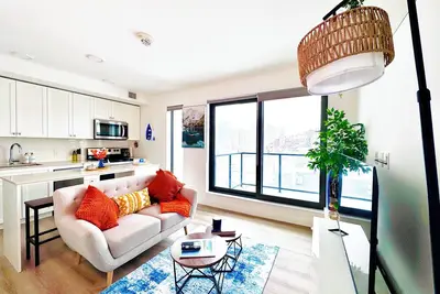 Image de 1 Bedroom Apt | Bow River Views | 5 mins to Stampede | Free Street Parking