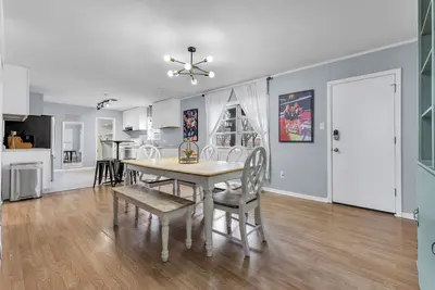 Image de Champions: 2 Miles to Campus (4br/2. 5b)
