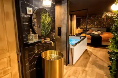 Image de Chalet spa romantique privatif avec jacuzzi, sauna & cinéma – Normandie Luxe