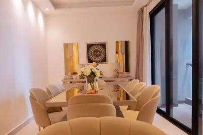 Image de Appartement moderne de 2 chambres situé à Abidjan, quartier calme et accessible.