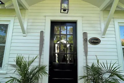 Image de Delightful 2 bedroom cottage tucked along one of Rumson's most desirable areas.