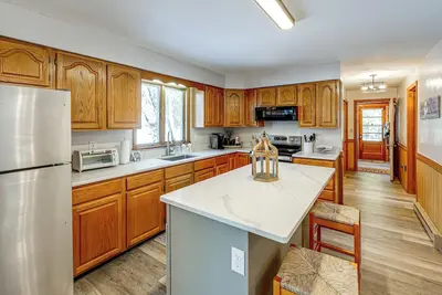 Image de Waterfront Family Home w/ Seasonal Dock in Lincoln