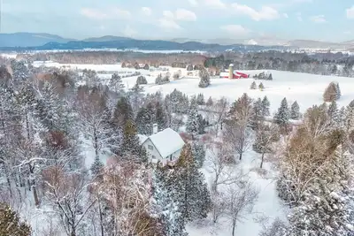 Image de Fantastic 4-bedroom cottage close to skiing and shopping in Mont-Tremblant