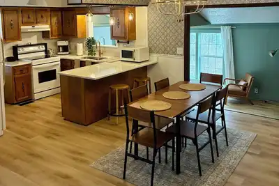 Image de Newly Renovated 3br : Quartz Kitchen : Fast Fiber WiFi : Carport Parking