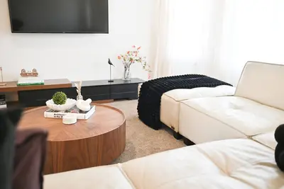 Image de Bright Home, Designer Style, Private Backyard, Perfect for Families & Groups