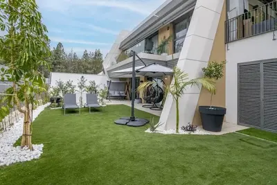 Image de Exquisite home walking to the beach.