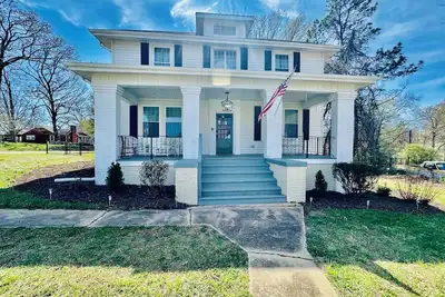 Image de Southern Porch Haven-Pet Friendly-Sleeps 8-Fenced Backyard-Near River & Trails