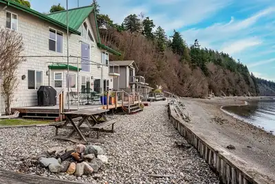 Image de Amazing Waterfront Beach House - 4 bdrms, 4 bathroom, foosball, kayaks and more!