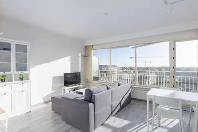 Image de Studio moderne et rénové avec vue dégagée.