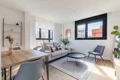 Image de Cet appartement comprend une chambre avec lit double, une salle de bain, un salon et une cuisine semi-ouverte entièrement équipée. Il est idéal pour les couples. C'est l'appartement idéal pour ceux qui souhaitent rester connectés, en ligne comme ho