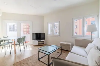 Image de Cet appartement de 50 m² dispose d’un lit double, d’un lit simple, d’une salle de bain et d’une cuisine entièrement équipée, ce qui en fait un choix idéal pour les familles ou les petits groupes. Il offre confort et fonctionnalité.