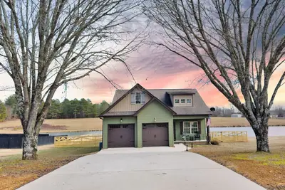 Image de Pond Front Manor - A private home on a stocked pond with easy access to the lake