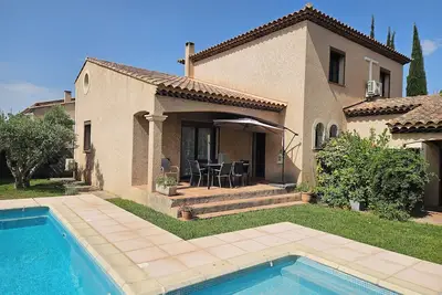 Image de Villa avec jardin et piscine 8x4 dans un quartier calme et tranquille.