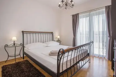 Image de Spacious 4-bedroom villa Calluna in wonderful Mastrinka with Ac