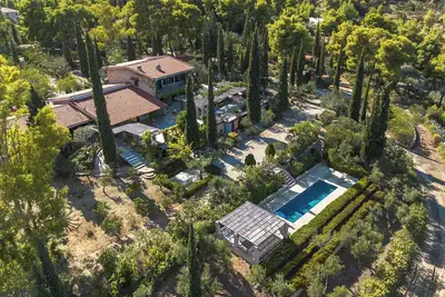 Image de A private retreat villa with a pool and expansive outdoor space.