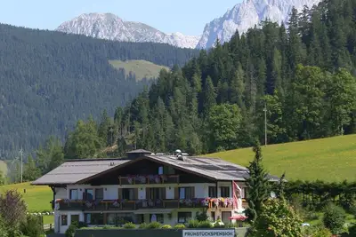 Image de Chambre familiale 1 à la maison d’hôtes Elisabeth avec vue sur les montagnes, piscine et Wi-Fi