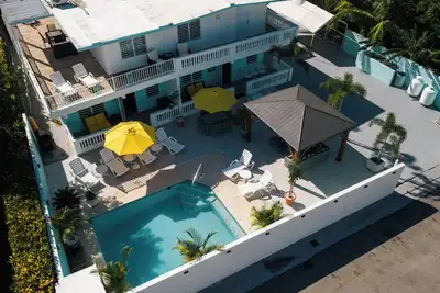 Image de Modern Luxury Villa with pool - 3 Private Suites, steps from beach