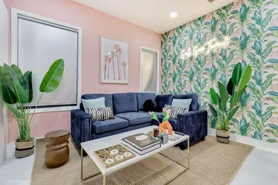 Image de Hot Tub + Makeup Bar + Karaoke + Design District