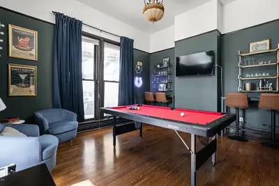 Image de Cozy Downtown Victorian- Prime Location- Hot Tub- Billiards