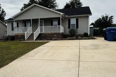 Image de Wonderful 3-bedroom, 2-bathroom house in charming Elon