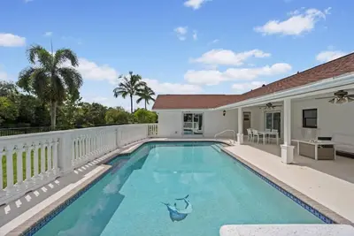 Image de Private Pool Oasis in Wellington 4br