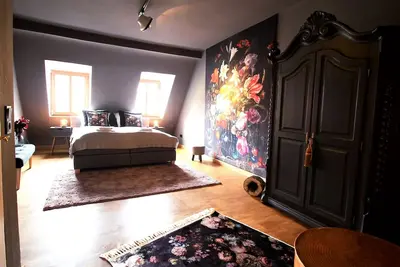 Image de de Luxe-Double-Dark Floral-Vue ville-Salle de bain partagée