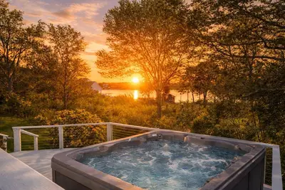 Image de New Luxury Waterfront - Hot tub, Sauna, Game Room