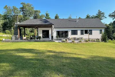 Image de 1. 9 miles from World Cup and Gillette stadium\nModern farmhouse!