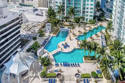 Image de The Vizcayne Vibe- Sauna, Pool and Sundeck