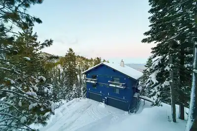 Image de Modern Heavenly Ski Resort Mountain-Top Retreat