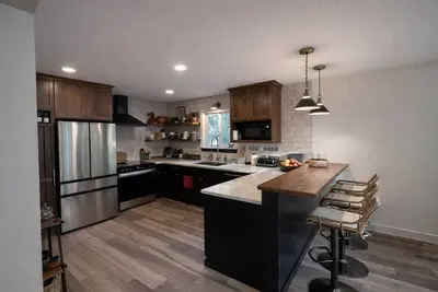 Image de Luxury Bronze Bull Chalet – 2-Minute Walk to Lake, Loft, 2. 5 Baths