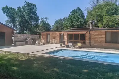 Image de 4-bedroom house in adorable Greenfield with inground pool