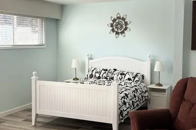 Image de Midway RiverHaus - Charming upstairs with views of river and mountains.