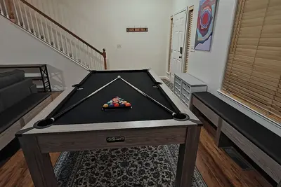 Image de Serene 4-bedroom house with pool table in friendly Sparks