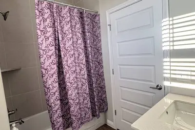 Image de Centrally located, beautiful new home