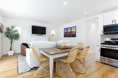 Image de Cozy 2-bedroom cottage near East Beach!