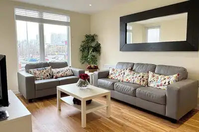 Image de Modern 2-Bed Apartment with Balcony & City Views!