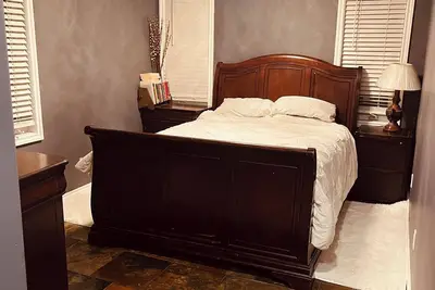 Image de : Central 2br full Main Floor 3 beds +in unit Laundry + Garage + Fenced Yard