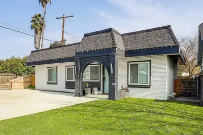 Image de Under 1 Mi to Med Center! Stylish Home in Tulare